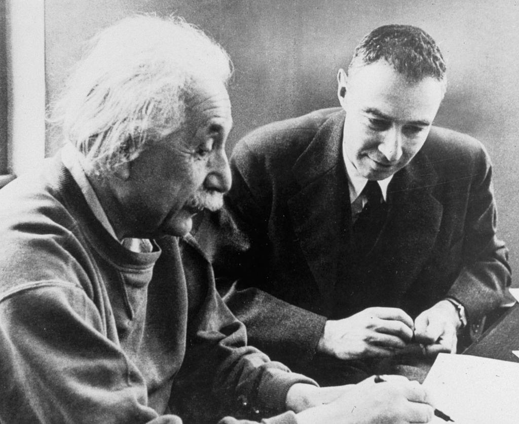Albert Einstein i Robert Oppenheimer (Fot. Historical/Getty Images)
