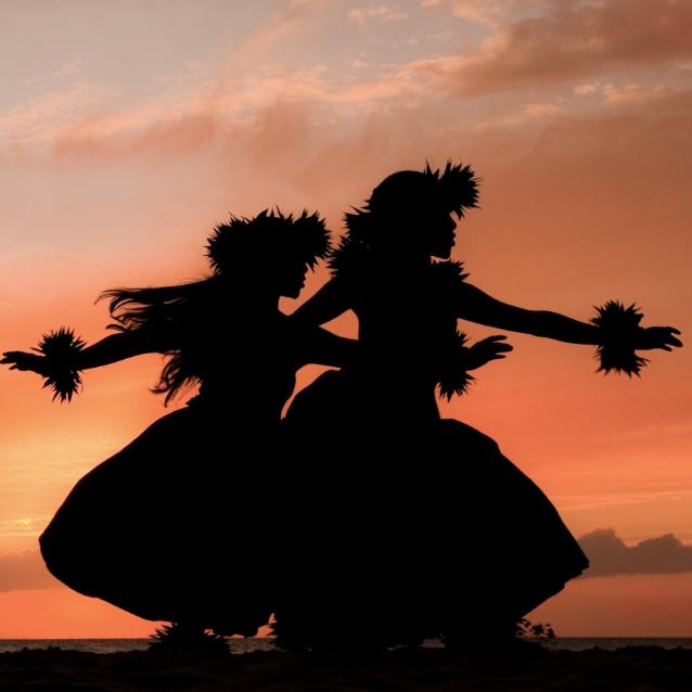 Huna, czyli starożytna wiedza polinezyjskich kahunów, łączy się z masażem lomi lomi nui, tańcem hula oraz kinomaną, czyli pracą poprzez ciało. (Fot. iStock)