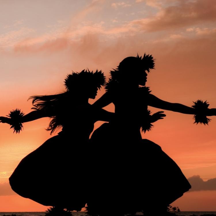 Huna, czyli starożytna wiedza polinezyjskich kahunów, łączy się z masażem lomi lomi nui, tańcem hula oraz kinomaną, czyli pracą poprzez ciało. (Fot. iStock)