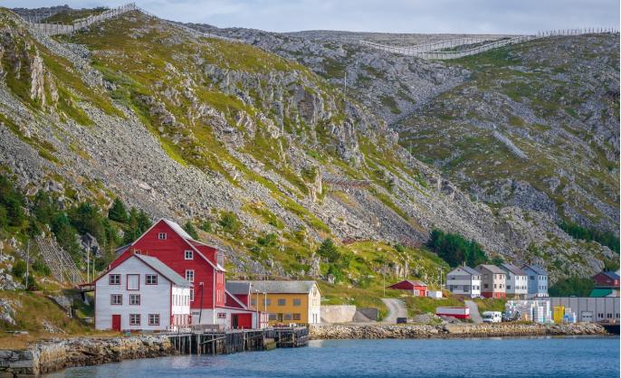  Wioska rybacka Killefjord położona w północnym regionie Norwegii - Finnmark. (Fot. iStock)