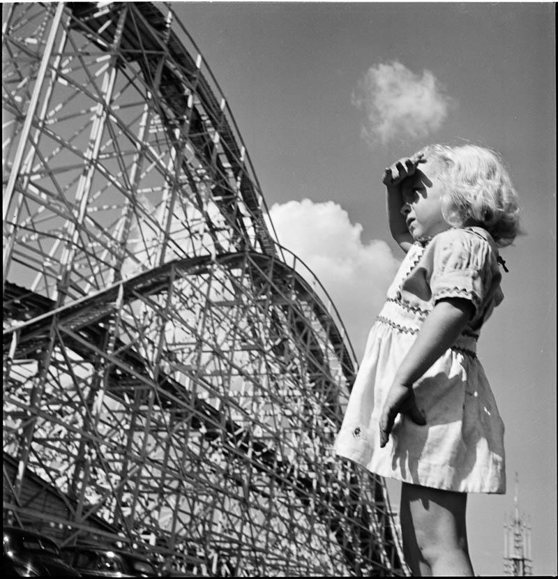 Mała dziewczyna w parku zabaw, 1946 (Fot. Stanley Kubrick)