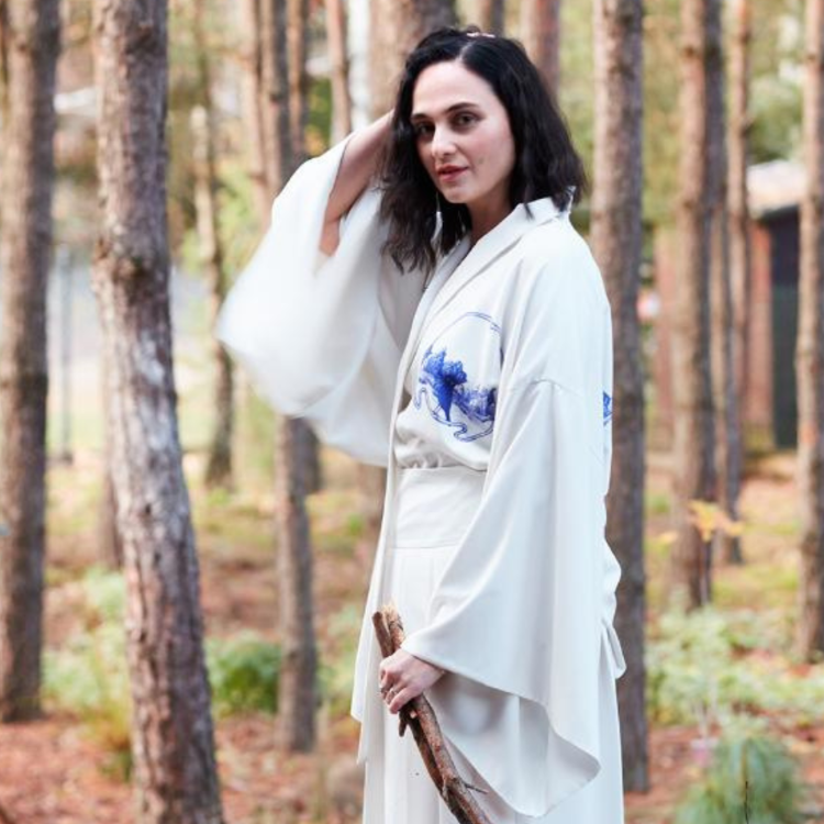 Joanna Hawrot w kimonie z kolekcji „I put a spell on” zrealizowanej z Aleksandrą Waliszewską. (Fot. Budzik Studio)