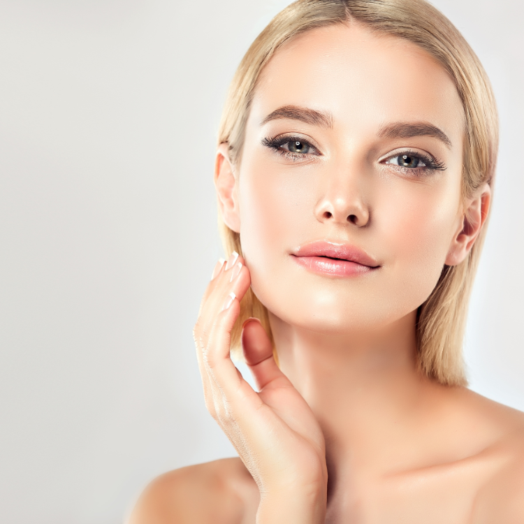 Odpowiednie kosmetyki w połączeniu z masażem twarzy potrafią zdziałać cuda! (Fot. iStock)