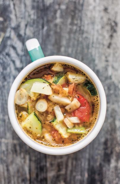  Lekka zupa warzywna z czerwoną soczewicą (fot. materiały prasowe)