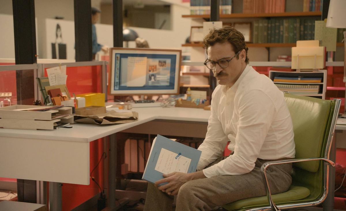 Joaquin Phoenix jako Theodore Twombly w filmie „Ona” (reż. Spike Jonze, 2013) (Fot. BEW Photo)