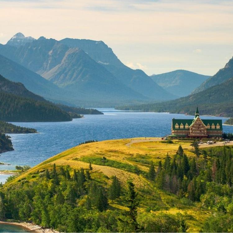 Park Narodowy Waterton Lakes położony w prowincji Alberta. Na zdjęciu widać też hotel Prince of Wales, który działa od 1927 roku. (Fot. Getty Images)