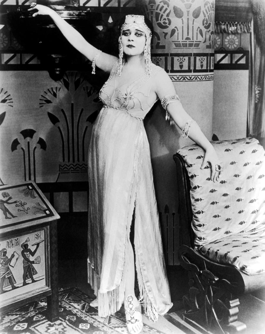 Theda Bara jako „Kleopatra” w pierwszej w historii sukience typu naked dress (1917) (Fot. Getty Images)