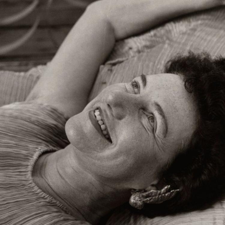 Peggy Guggenheim w obiektywie Idy Kar, 1952-1953. (Fot. NationalPortraitGalleryLondon/National Portrait Gallery/Forum)
