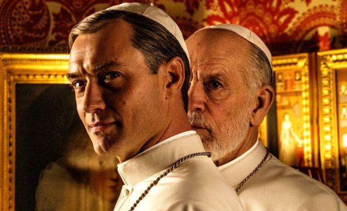  Jude Law i John Malkovich w serialu „Nowy papież” Paola Sorrentina. (Fot. materiały prasowe HBO)