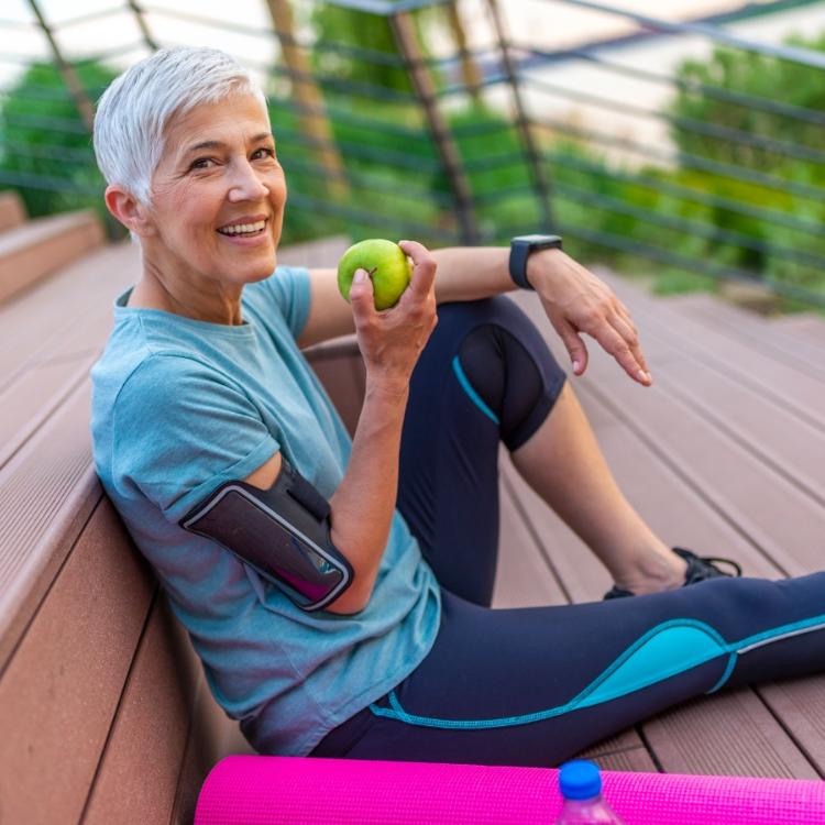 Aktywność fizyczna i zdrowa dieta pomagają obniżyć ryzyko zachorowania na nowotwory złośliwe. (Fot. iStock)