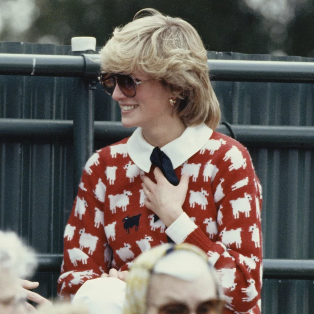 Księżna Diana w kultowym swetrze z owcami (Fot. Georges De Keerle/Getty Images)