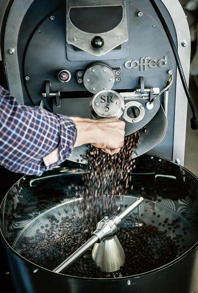 Po wypaleniu kawa stygnie w metalowym pojemniku (Fot. Paweł Hoffman)