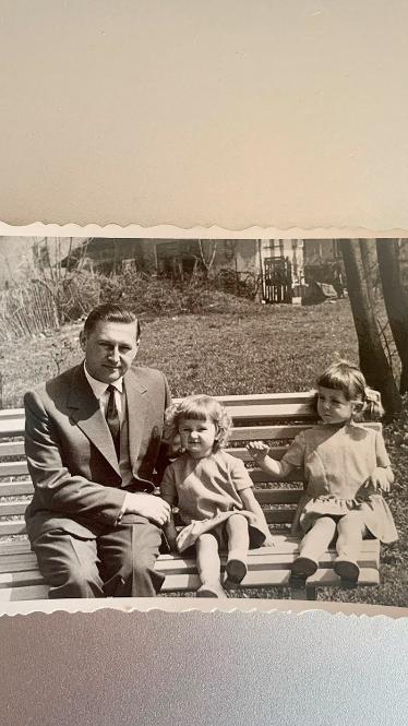 Majka Jeżowska z tatą i starszą siostrą Basią (1962 rok). (Fot. archiwum prywatne)