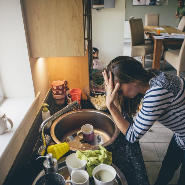 Kobiety nadal często mają problem z oddelegowywaniem domowników do domowych obowiązków. (Fot. Getty Images)