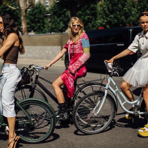 Spódnica i buty na koturnie nie są przeszkodą, aby poruszać się po mieście rowerem. Na zdjęciu mieszkanki Kopenhagi. (Fot. Spotlight)