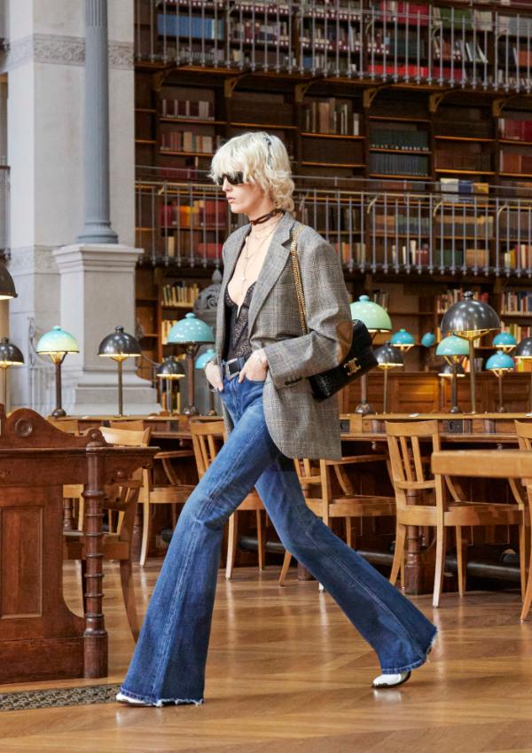 Kobiece jeansy z wysokim stanem i marynarka pożyczona od faceta na wybiegu Celine wiosna–lato 2024 (Fot. Spotlight. Launchmetrics/Agencja FREE)