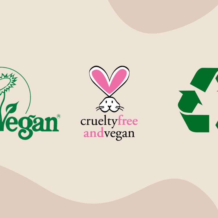 Oto trzy najważniejsze symbole, które możemy znaleźć na kosmetykach naturalnych – Vegan Society, Cruelty free and vegan, recykling. (Fot. materiały prasowe)
