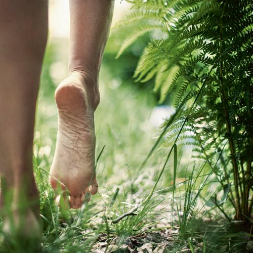 Dbanie o stopy to nie tylko pedicure, ale również ćwiczenia, wzmacniające mięśnie i ścięgna.(Fot. Getty Images)