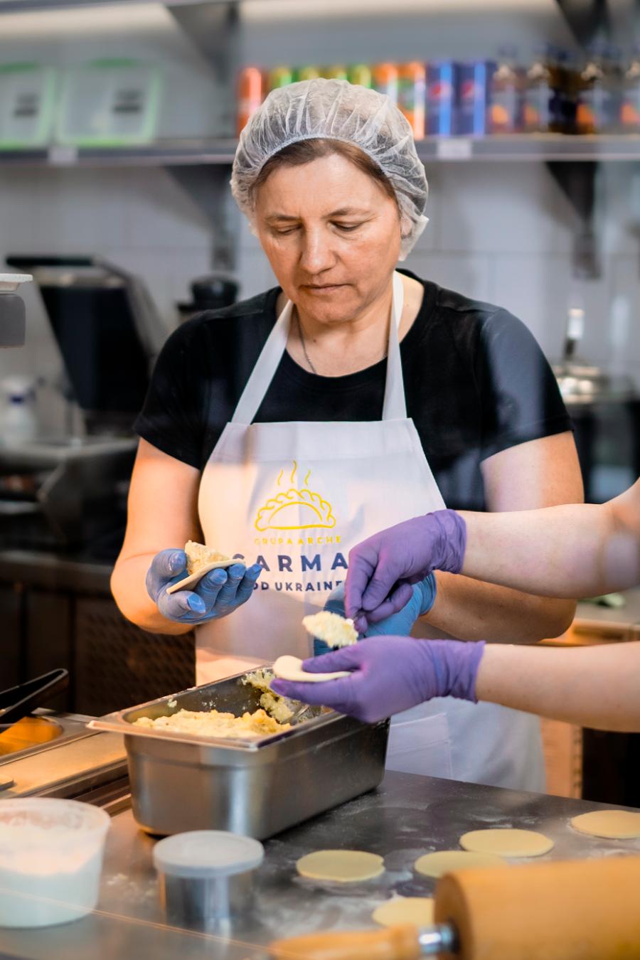 W restauracji pracuje 5 Ukrainek, 4 uchodźczynie i Ukrainka, która od kilku lat mieszka w Polsce. Pełni rolę tłumaczki i to ona pokieruje restauracją. (Fot. materiały prasowe)