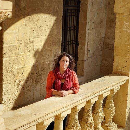 Bettany Hughes w forcie Saint Angelo, głównej kwaterze joannitów na Malcie. (Fot. Sandstone Global Production, Polsat Viasat History)