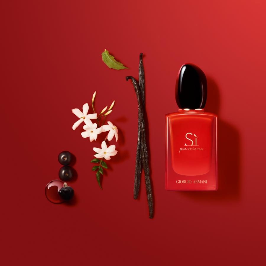  Nowy zapach Si Passione Intense to kompozycja intensywnie kwiatowa z dodatkiem nektaru z czarnej porzeczki oraz jaśminu, w nowej odsłonie spotęgowana dynamicznymi nutami drzewnymi oraz piżmowymi.