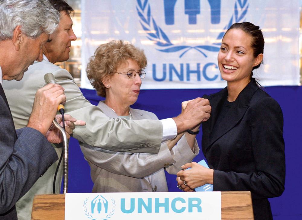 Mary Ann Wyrsch, zastępczyni wysokiego komisarza Narodów Zjednoczonych do spraw uchodźców, oraz Angelina Jolie w Genewie podczas ceremonii mianowania aktorki ambasadorem dobrej woli dla UNHCR (2001). (Fot. Getty Images)