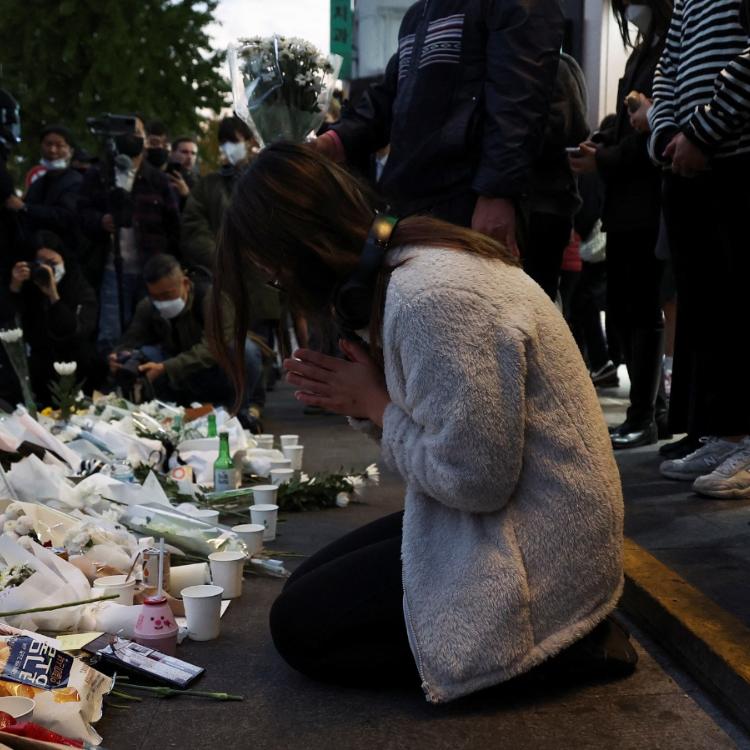 Seul, Korea Południowa, 31 października 2022 r., ludzie składają hołd ofiarom ataku paniki w tłumie podczas obchodów Halloween. (Fot. KIM HONG-JI/Reuters/Forum)