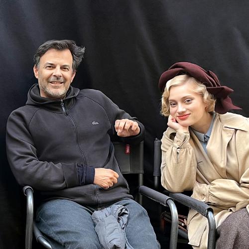 François Ozon i Nadia Tereszkiewicz na planie filmu „Moja Zbrodnia” (Fot. Aurora Films)