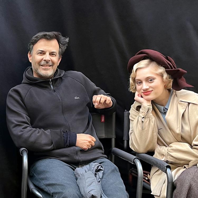 François Ozon i Nadia Tereszkiewicz na planie filmu „Moja Zbrodnia” (Fot. Aurora Films)