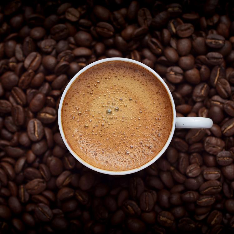Wiele osób bez kawy nie wyobraża sobie poranka. (Fot. iStock)