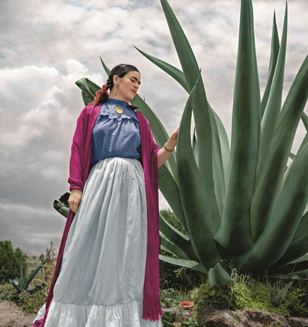 Frida w 1937 roku. Kolorowe stroje były jednym z jej znaków rozpoznawczych. (Fot. BEW Photo)