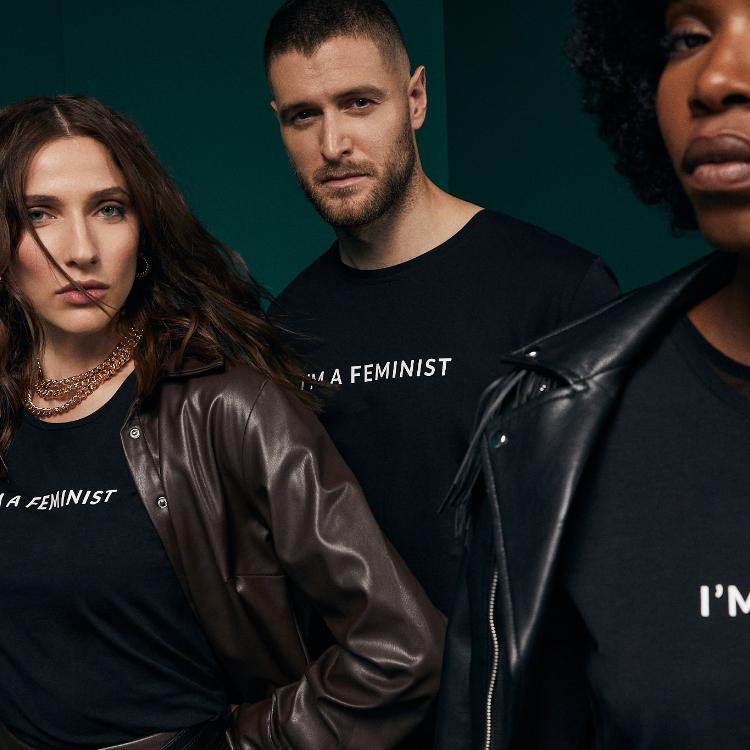 W ramach akcji #jestemfeminista marka  Answear.LAB zaprosiła do inicjatywy ponad 100 znanych i lubianych mężczyzn, którzy zostali poproszeni o to, aby 7 listopada założyli otrzymany statement T-shirt i wyrazili swoje zdanie na temat tego, jak rozumieją feminizm, jak okazują wsparcie kobietom, zachęcając tym samym innych do podobnego manifestu. (Fot. materiały prasowe)