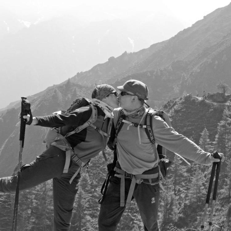 Izabela i Artur Hajzer; całus podczas trekkingu w dolinie Khumbu, Nepal, rok 2009. (Fot. archiwum prywatne)