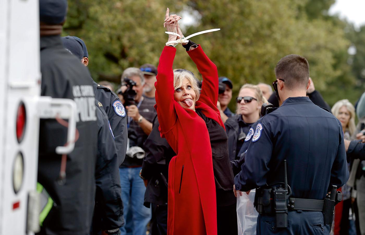 Podczas zatrzymań w Waszyngtonie Jane Fonda ani razu nie stawiała oporu przed aresztowaniem. Do radiowozu odprowadzały ją okrzyki gapiów: „Kochamy cię, Jane” i „Dziękujemy!”. (Fot. Getty Images)