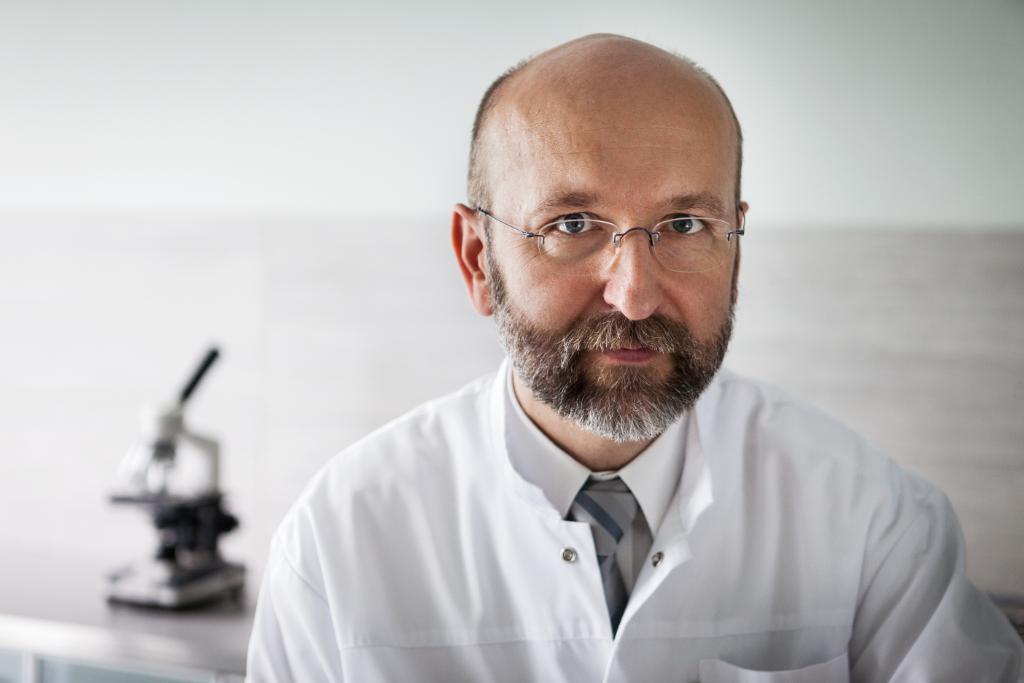 dr Waldemar Jankowiak, specjalista chirurg, lekarz medycyny estetycznej UIME. Klinika Estetyki Ciała, Poznań.