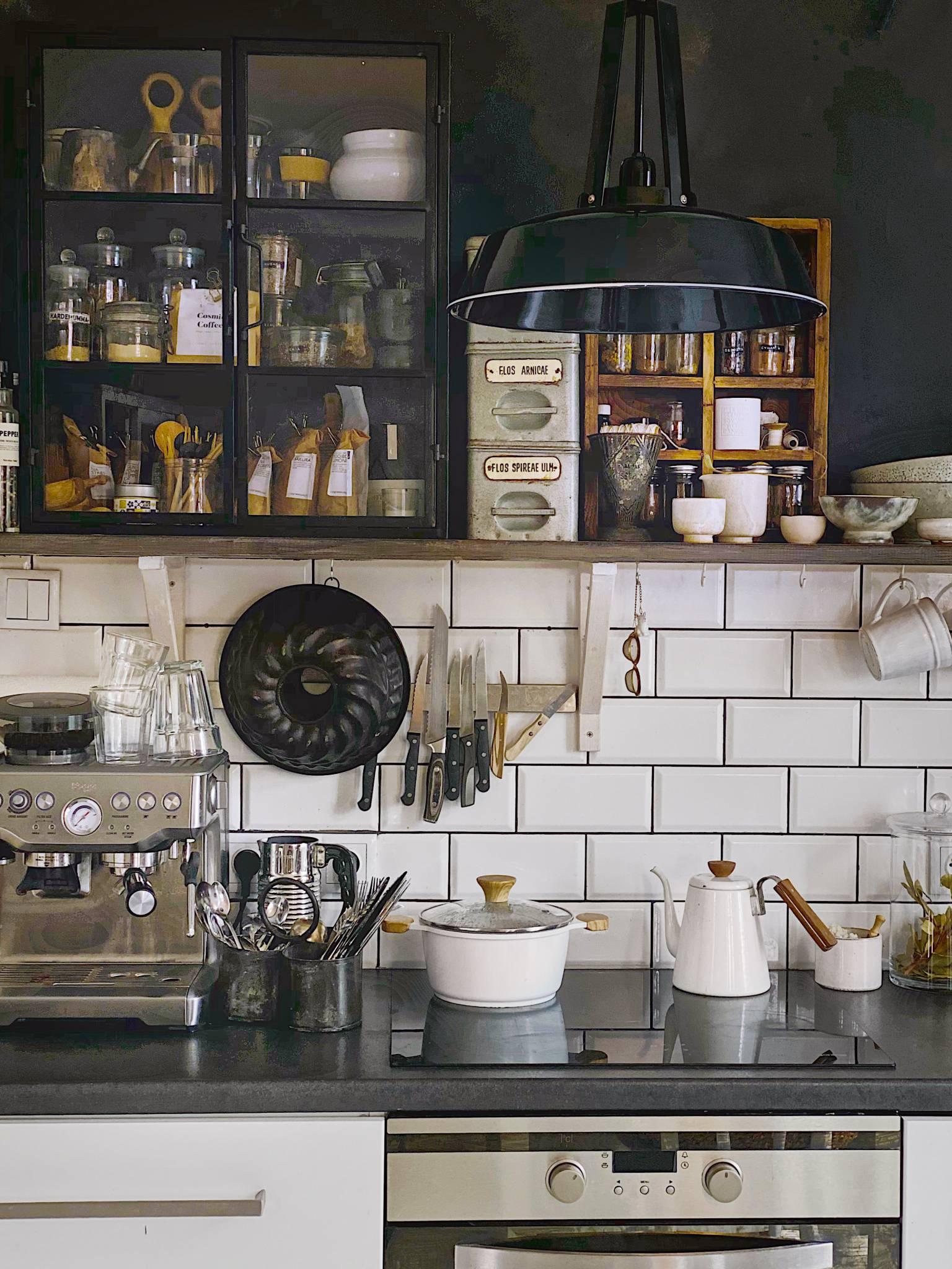  W kuchni białe kafle kontrastują z ciemną, grafitową ścianą. (Fot. Margot Hupert)