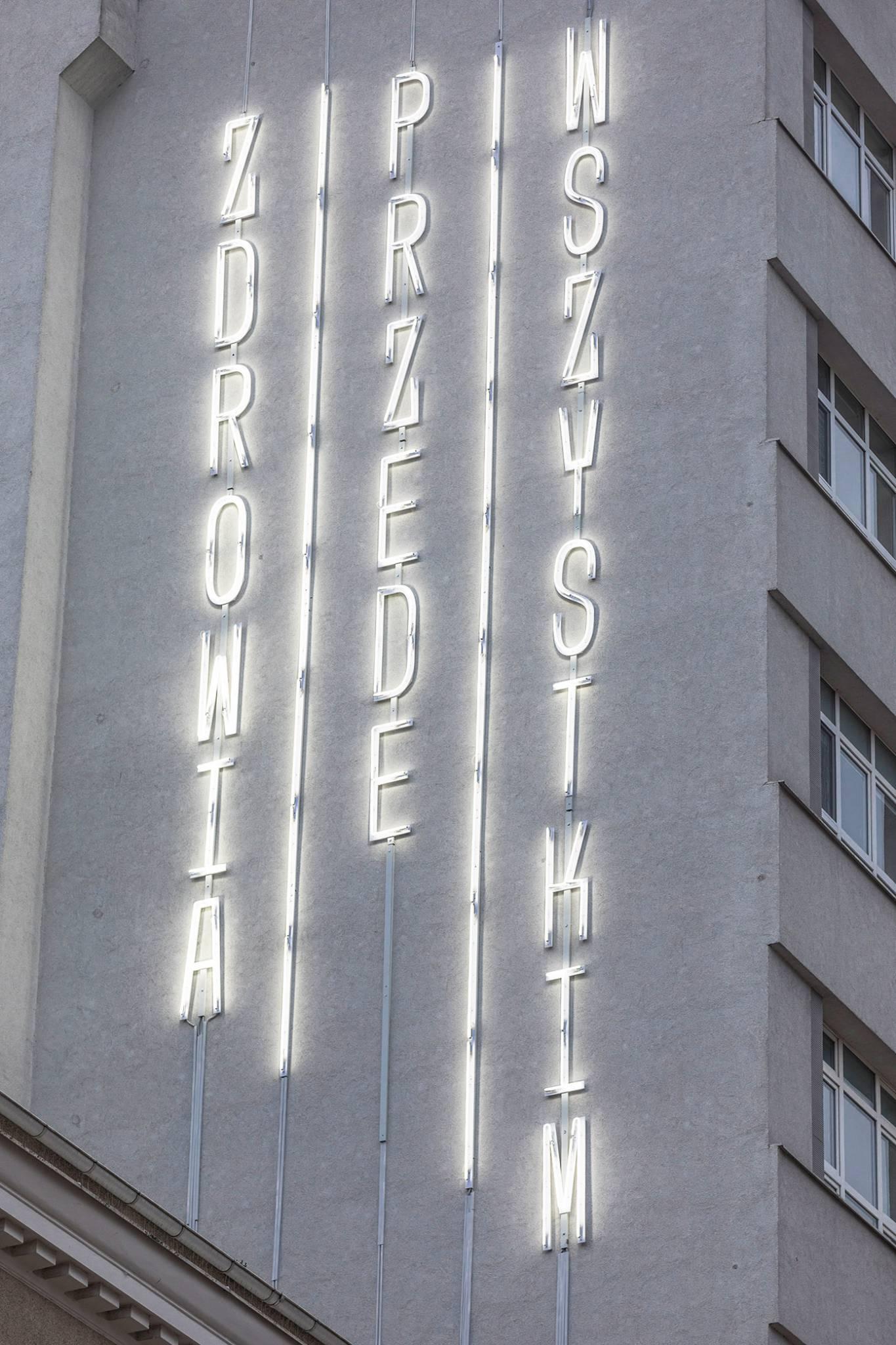  Neon zespołu projektowego Traffic Design na budynku szpitala miejskiego, Gdynia. (Fot. Rafał Kołsut/Traffic )