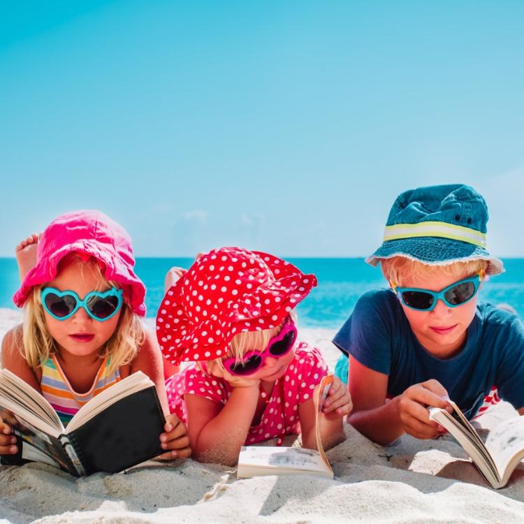 O rozwój intelektualny dziecka warto zadbać również podczas wakacji. Podpowiadamy, jakie książki dać swoim pociechom do czytania w tym czasie. (Fot. iStock)