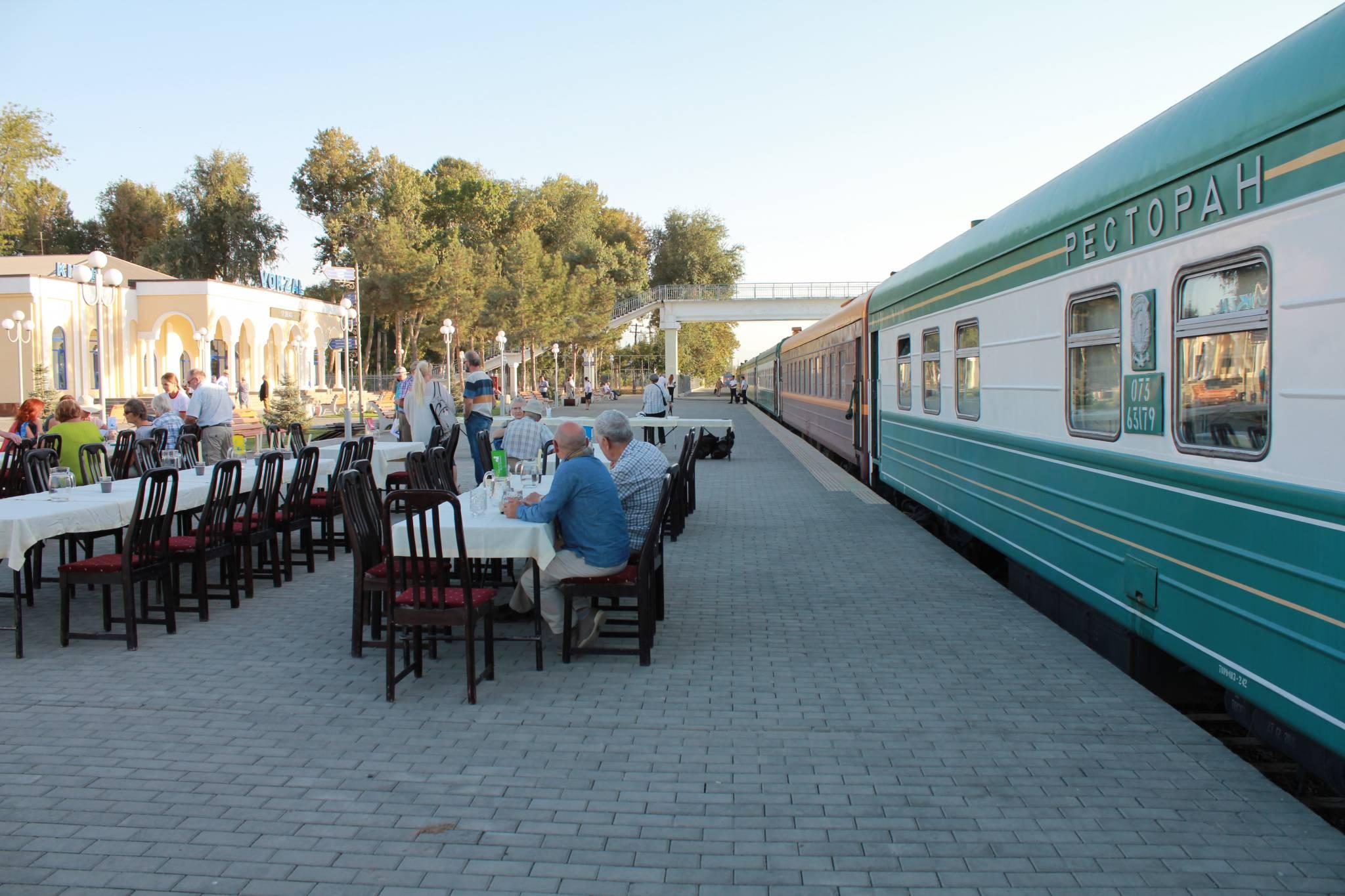 Peron dworca w Bucharze. Na zdjęciu: obiad dla pasażerów. (Fot. archiwum prywatne)