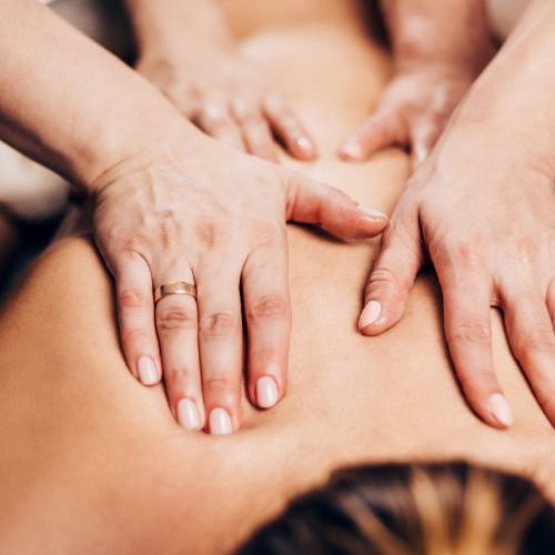 Masaż nuru polega na tym, że dwie lub więcej masażystek nuru pociera swoim ciałem o ciało klienta. Intensywniej i bliżej niż w tradycyjnym masażu. (Fot. iStock) 