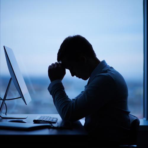 Chroniczne zmęczenie pracą to jeden z pierwszych objawów wypalenia zawodowego. (fot. iStock)