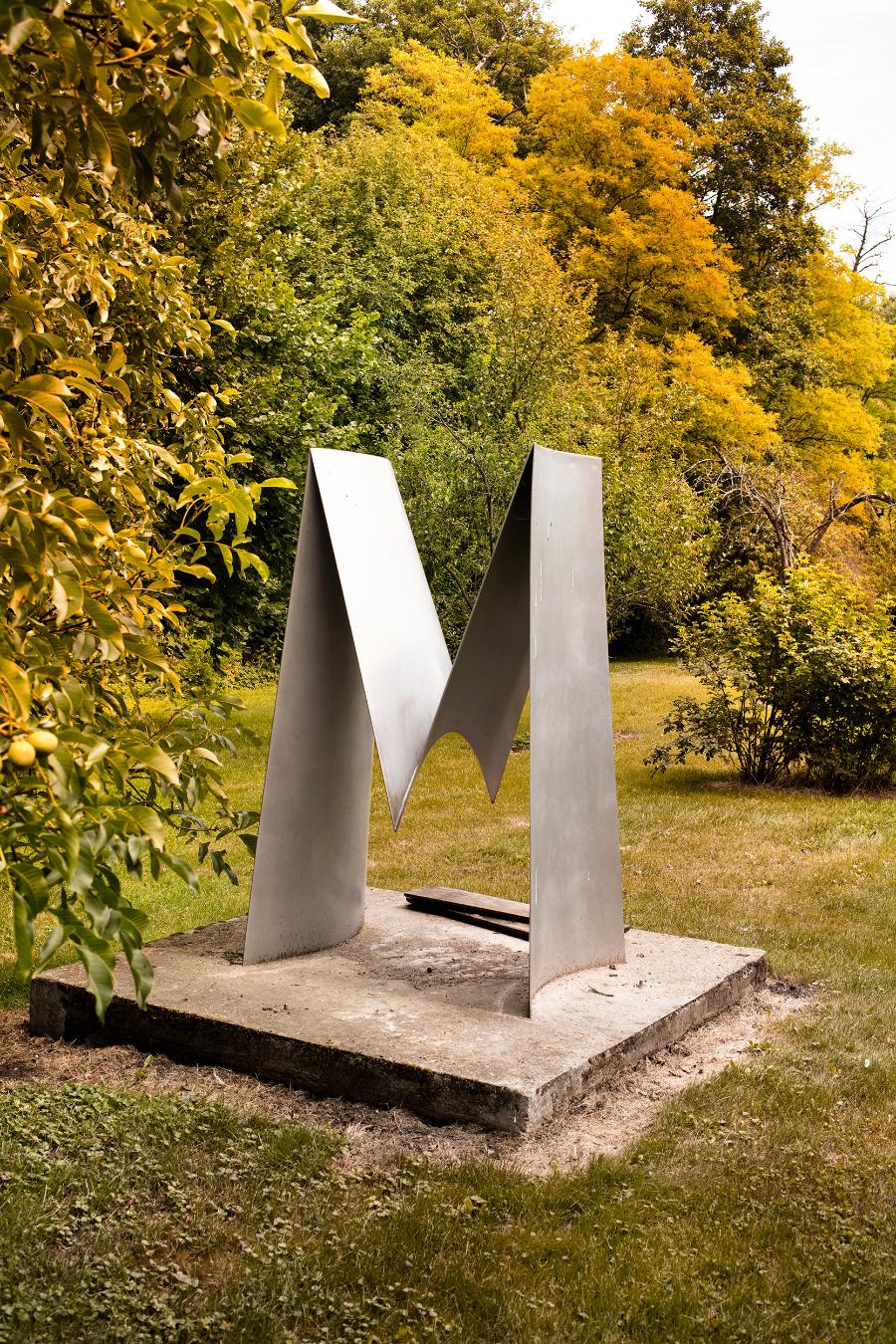 Metalowa rzeźba w ogrodzie na tyłach domu, ostatnia praca Fangora (Fot. Robby Cyron)