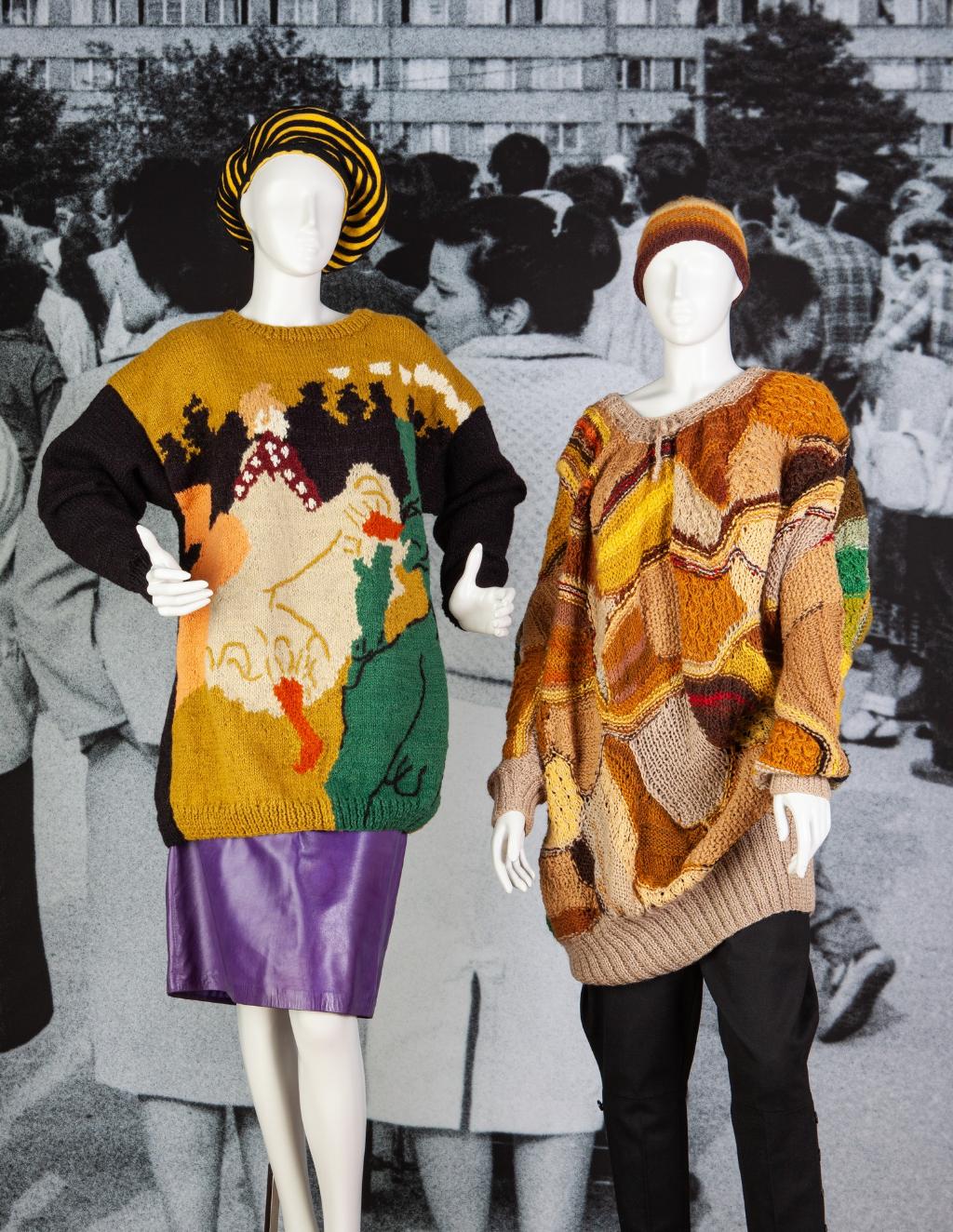 Emilia Dymarska, sweter ze wzorem inspirowanym plakatem „Moulin Rouge” H. Toulouse-Lautreca i Stanisława Kos, tunika, lata 80. XX w. (Fot. Magdalena Lorek, Muzeum Narodowe we Wrocławiu)