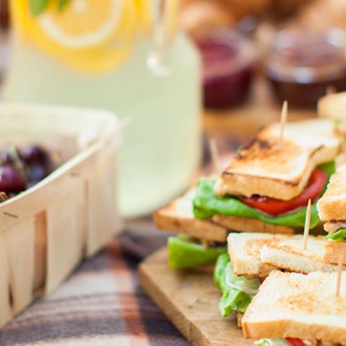Rozłożony piknik z kanapkami, owocami, ciastem i lemoniadą (Fot. materiały partnera)
