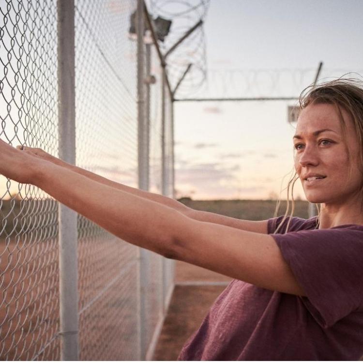 Główny wątek serialu „Bezpaństwowcy” oparto na historii Australijki przetrzymywanej 10 miesięcy w obozie dla uchodźców. W tej roli świetna Ivonne Strahovski. (Fot. materiały prasowe)