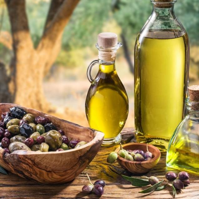 Badania pokazują, że świetnie przeciwzapalnie działa dieta śródziemnomorska, a zwłaszcza oliwa. (Fot. Getty Images)