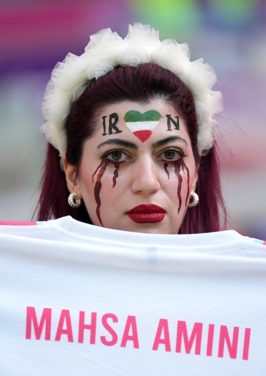 Kobieta protestująca w czasie mundialu w Katarze solidaryzująca się z Irankami. (Fot. Martin Rickett/PA Images/Forum)