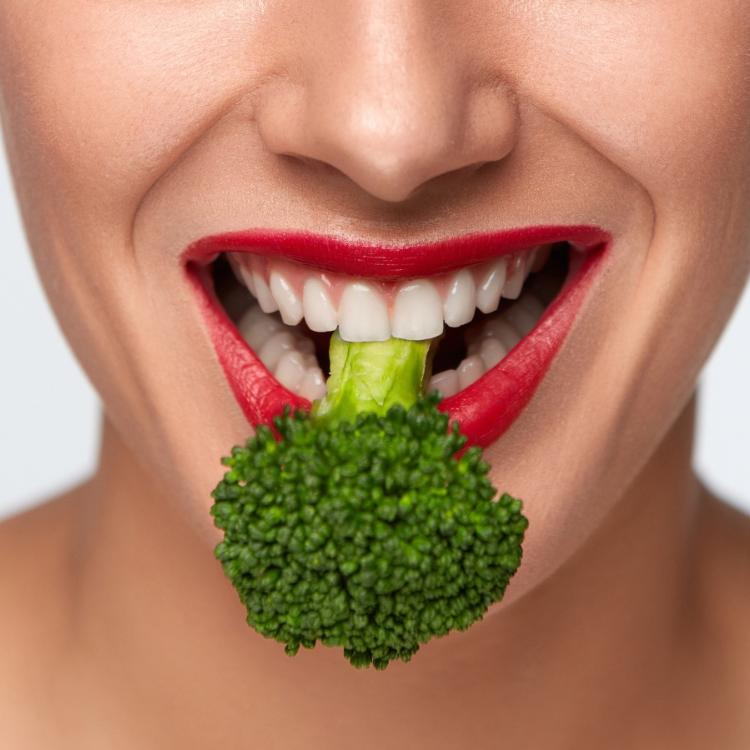 Brokuły to jedne z wielu produktów, które warto włączyć do swojej diety, aby cieszyć się pięknymi i przede wszystkim zdrowymi zębami. (Fot. iStock)