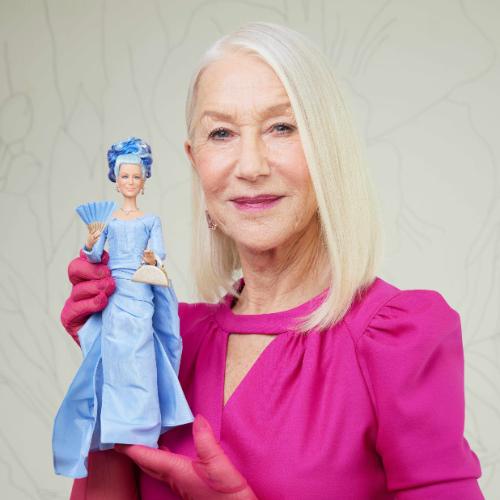 Helen Mirren z lalką Barbie stworzoną na jej podobieństwo. (Fot. materiały prasowe Mattel)