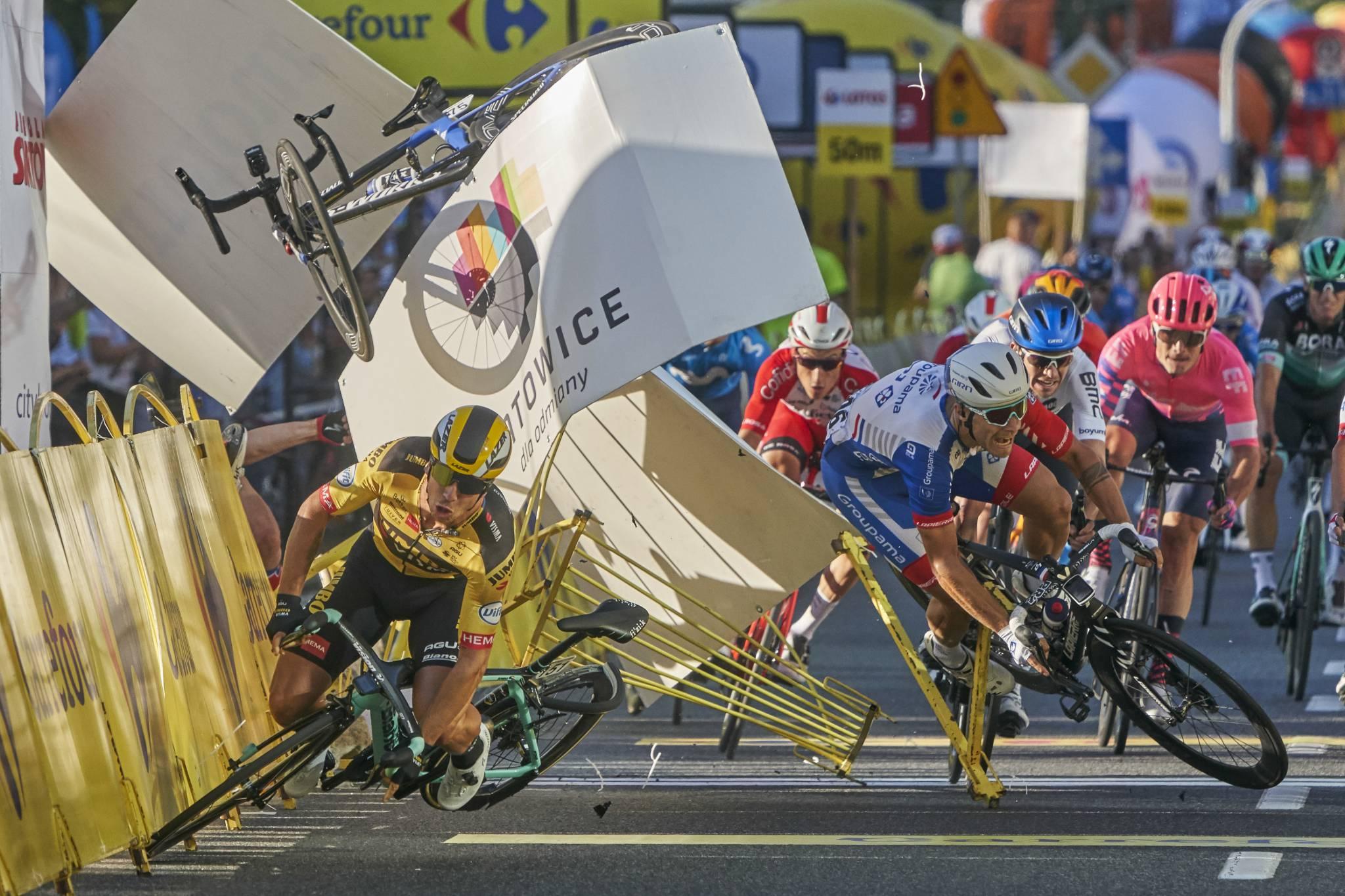 Holenderski kolarz, Dylan Groenewegen (z lewej), w czasie wypadku tuż przed metą etapu wyścigu Tour de Pologne; Katowice, Polska (Fot. Tomasz Markowski/World Press Photo 2021)